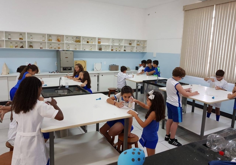 Aula prática no laboratório com as turmas do 4º ano sobre fungos