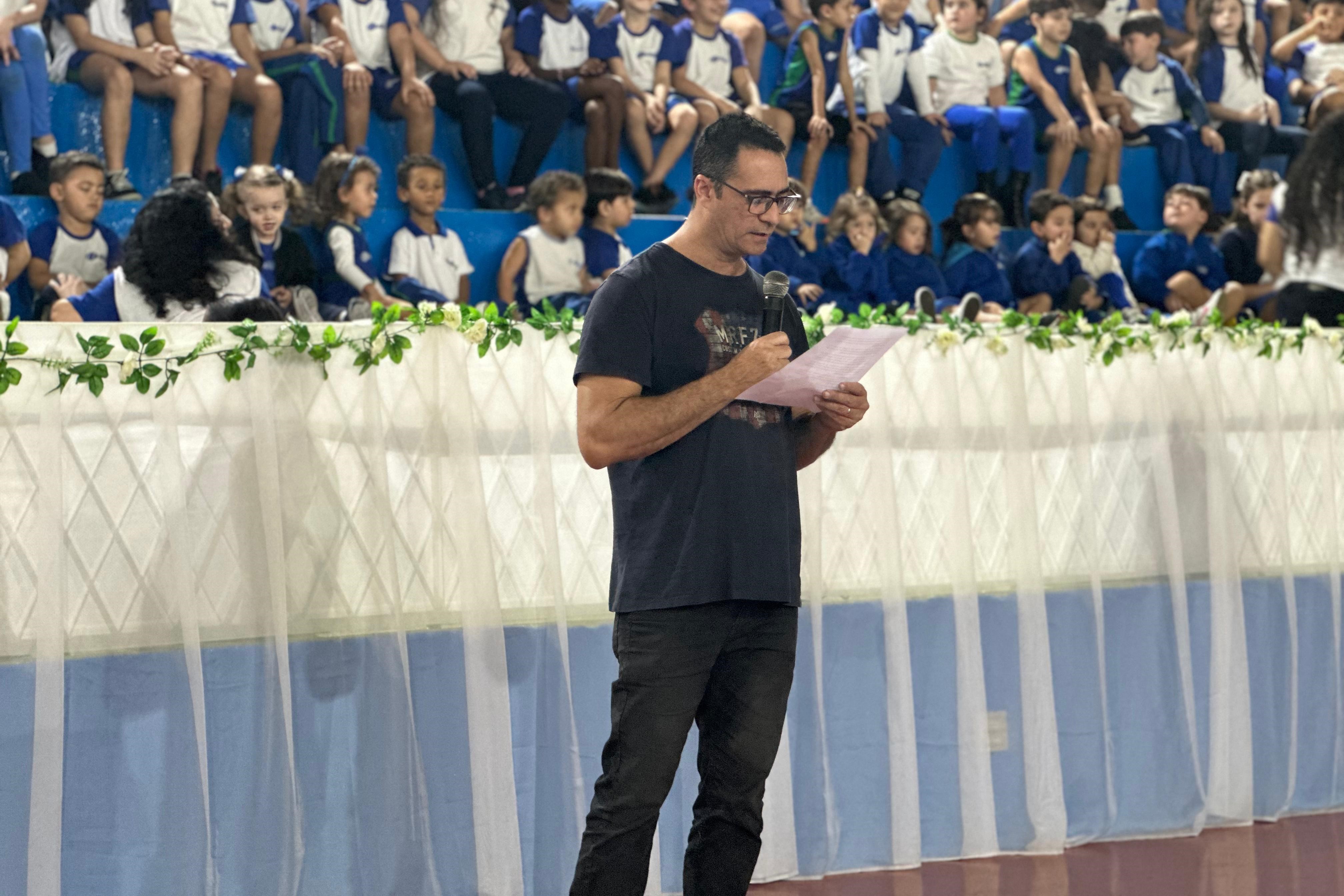 Colégio Nossa Senhora do Amparo celebra o Dia dos Pais com música e oração