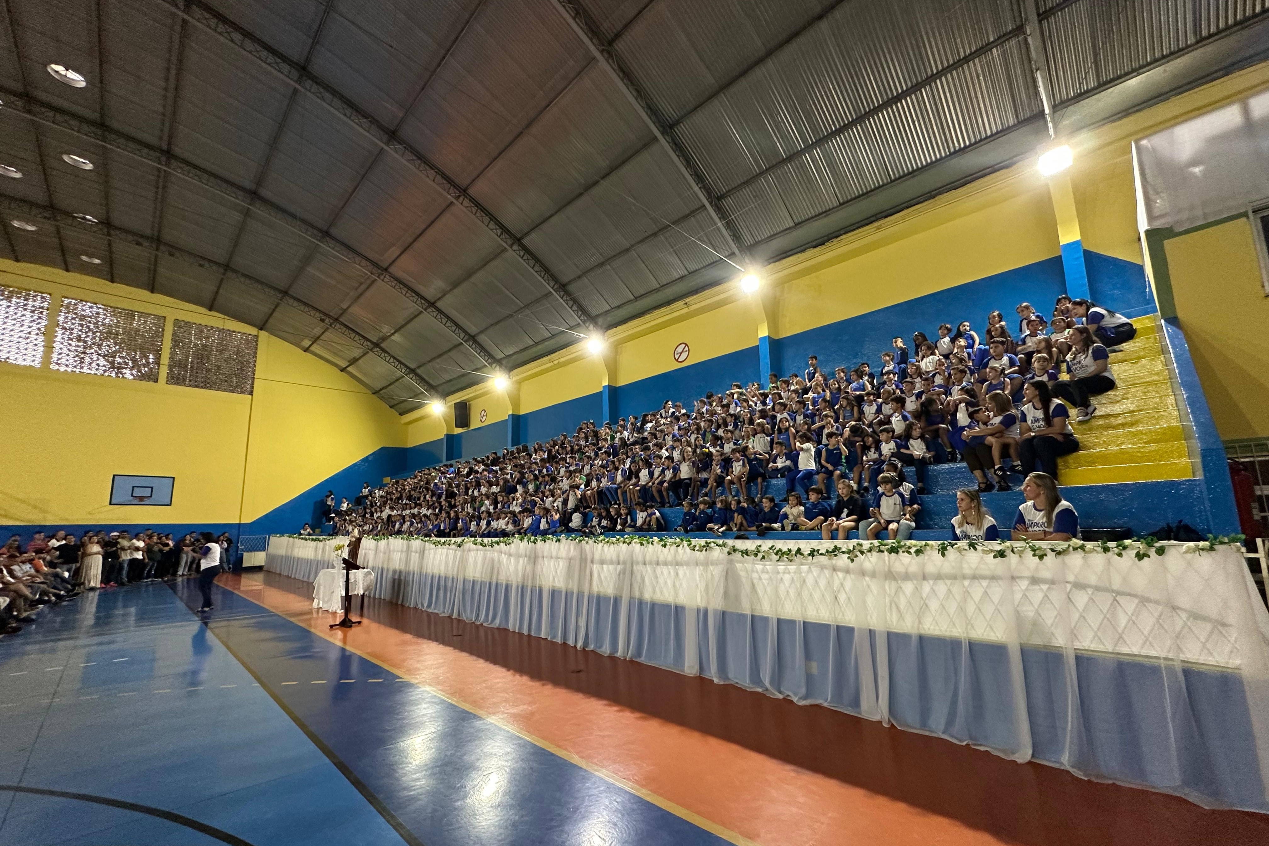 Colégio Nossa Senhora do Amparo celebra o Dia dos Pais com música e oração