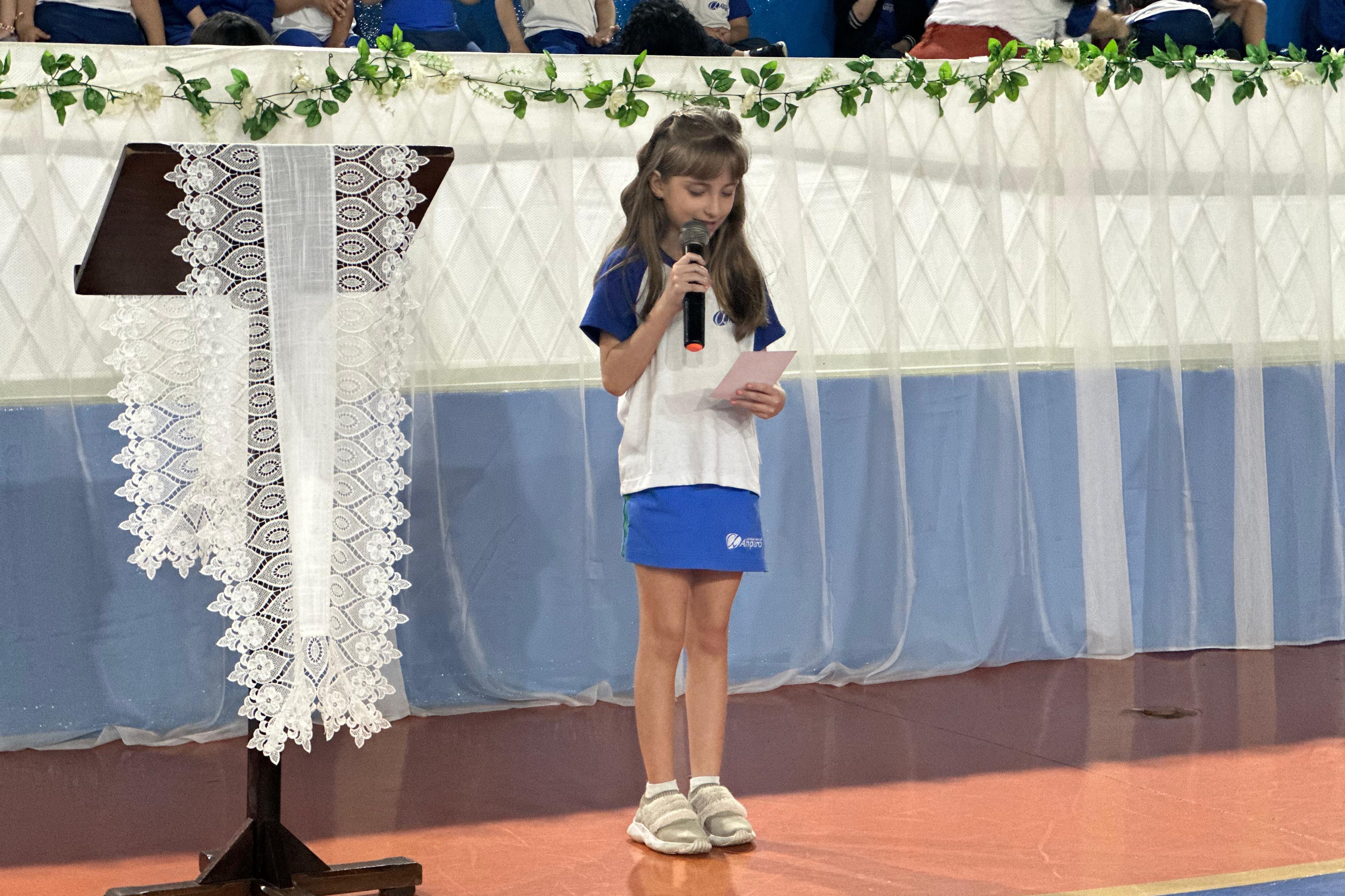Colégio Nossa Senhora do Amparo celebra o Dia dos Pais com música e oração
