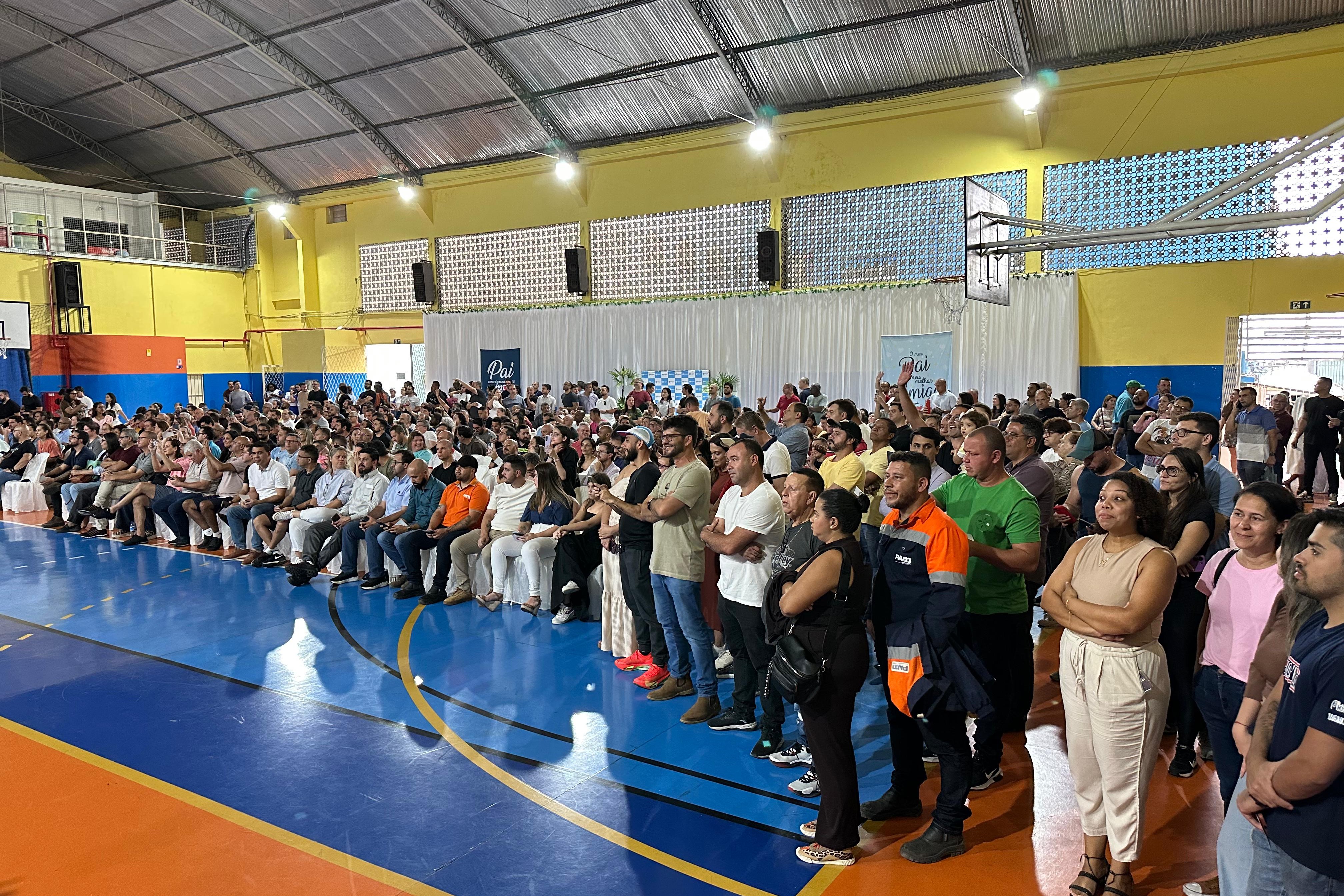 Colégio Nossa Senhora do Amparo celebra o Dia dos Pais com música e oração