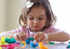 As melhores brincadeiras para estimular o desenvolvimento do seu filho por idade