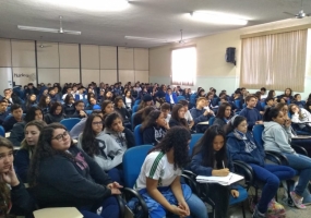 Debateram sobre assuntos pertinentes com a Professora Juliana Lima